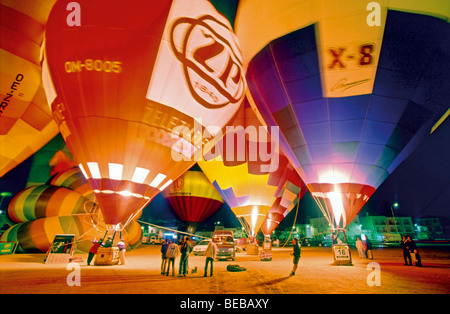 Il Portogallo, Algarve: Balloon incandescente durante il Portogallo della Balloon Crossing in Tavira Foto Stock