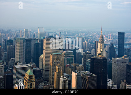 Una vista di 'Mid-town Manhattan' e il 'Chrysler Building' dal 'Empire State Building" in "New York City", "New York". Foto Stock