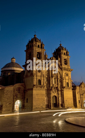 Auto sentieri di luce al di fuori La Compania de Jesus Chiesa, Cuzco, Perù, Sud America Foto Stock