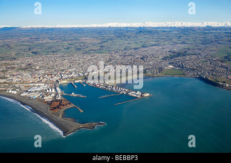 Porto di Timaru, Caroline Bay, Timaru, e neve sulle Alpi del sud, Canterbury sud, South Island, in Nuova Zelanda - aerial Foto Stock