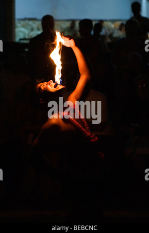 Un esecutore di mangiare il fuoco, Kandy, Sri Lanka Foto Stock