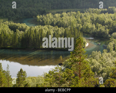 Rago national park, Norvegia. una vista sul fondovalle con storskogselva river Foto Stock