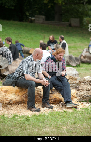 Intorno al fuoco al Green Man festival 2009. Glanusk Park, Crickhowell, Galles Foto Stock