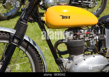 BSA motociclo che mostra il serbatoio del combustibile e il motore Wales UK Foto Stock