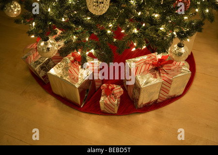 Angolo di alta vista di regali di Natale sotto un albero di Natale Foto Stock
