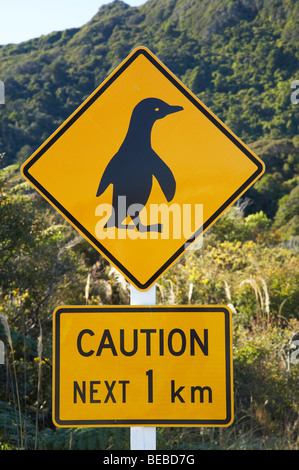 Penguin cartello di avviso, nella costa occidentale dell'Isola del Sud, Nuova Zelanda Foto Stock