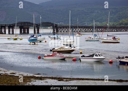 Porto con il ponte ferroviario che attraversa il Fairbourne a Blaenau Ffestiniog Foto Stock