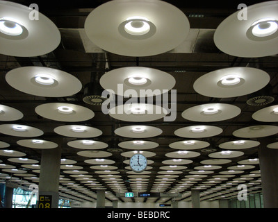 Soffitto con luci ripetitiva e orologio, bagagli pick up area di Madrid, l' aeroporto di Barajas, terminale 4 da Lamela e Rogers Foto Stock