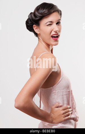 Close-up di una donna con una strizzatina d'occhio Foto Stock