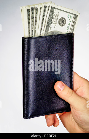 Close-up di una mano umana tenendo un portafoglio con US dollar spuntavano