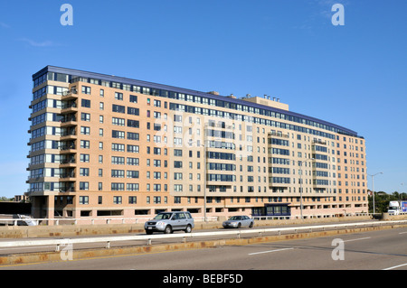 Nuovo grande appartamento moderno edificio vicino alla autostrada su un cielo blu chiaro giorno a Quincy, Massachusetts Foto Stock