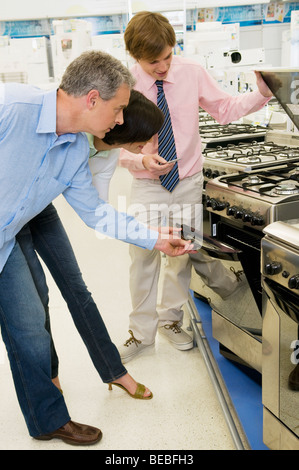 Paio di acquisti in un supermercato Foto Stock