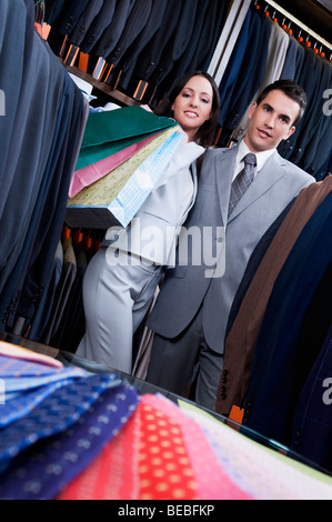 Ritratto di un giovane di shopping in un negozio di abbigliamento Foto Stock