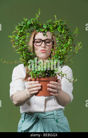 Donna raggrinzamenti labbra verso una forma di cuore corona Foto Stock