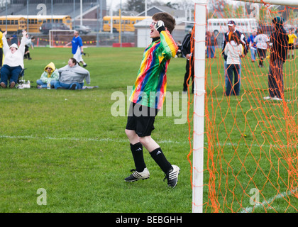 Un soccer goalie esprime la pura gioia e felicità durante la competizione presso i giochi olimpici speciali di Tacoma, Washington. Foto Stock