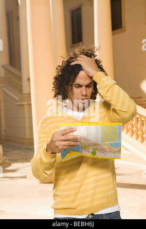 L'uomo la lettura di una mappa, Biltmore Hotel Coral Gables, Florida, Stati Uniti d'America Foto Stock
