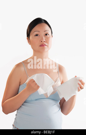 Ritratto di una donna in stato di gravidanza azienda tovaglioli Foto Stock