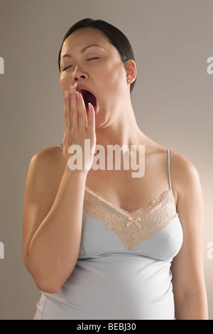 Close-up di una donna in stato di gravidanza sbadigli Foto Stock
