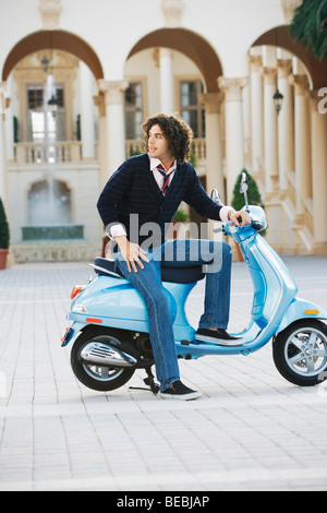 Uomo seduto su un ciclomotore, Biltmore Hotel Coral Gables, Florida, Stati Uniti d'America Foto Stock