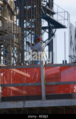 Profilo laterale di un lavoratore edile in corrispondenza di un sito in costruzione Foto Stock