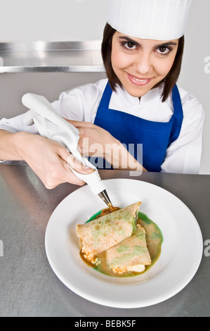 Femmina glassa chef pasticceria e sorridente Foto Stock