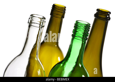 Varie svuotare le bottiglie di vino isolato su bianco Foto Stock