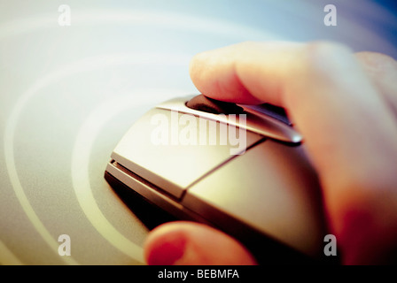 Close-up di mano di una persona operante il mouse del computer Foto Stock