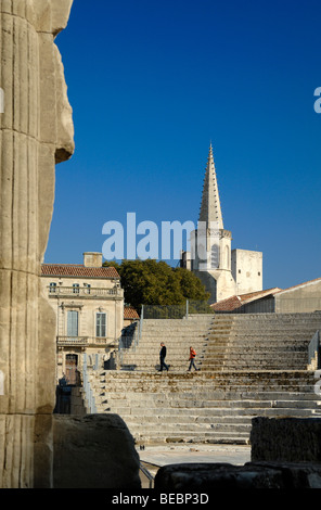 Antico Teatro romano o di teatro e i sedili in pietra o a sedere Arles Provence Francia Foto Stock