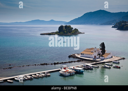 Monastero di Panagia Vlacherna con Mouse Island Pontikonissi in background presi dalla penisola di Kanoni Foto Stock