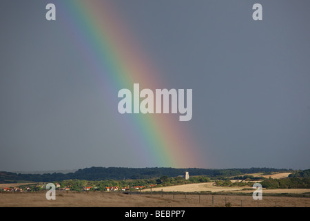 Rainbow su Salthouse chiesa dalla spiaggia Cley NORFOLK REGNO UNITO Foto Stock