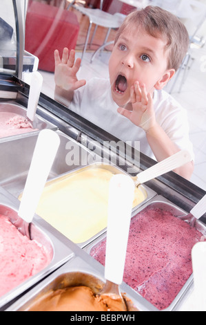 Ragazzo scegliendo il gelato in una gelateria Foto Stock
