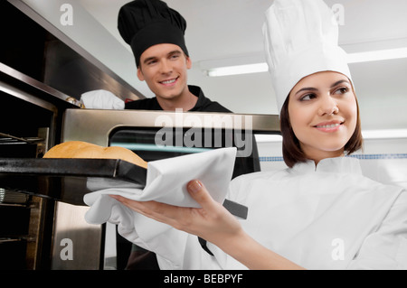 Chefs preparare il cibo in cucina Foto Stock