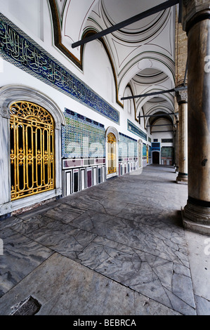 Chiostri adiacenti alla circoncisione padiglione Tokapi Palace a Istanbul Foto Stock