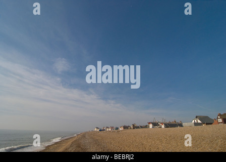 Big Blue sky sulla spiaggia di Aldeburgh presto una mattina Foto Stock