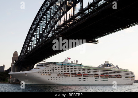 La nave di crociera passando sotto il Ponte del Porto di Sydney, NSW, Australia Foto Stock