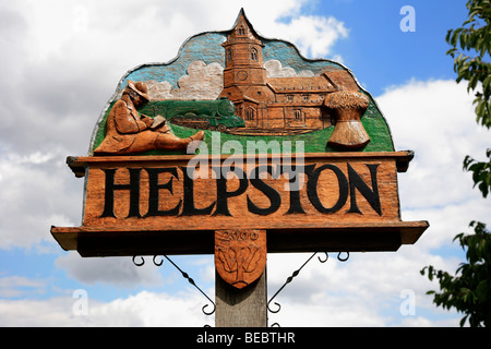 Villaggio Helpston cartello in legno Cambridgeshire County Inghilterra Gran Bretagna REGNO UNITO Foto Stock