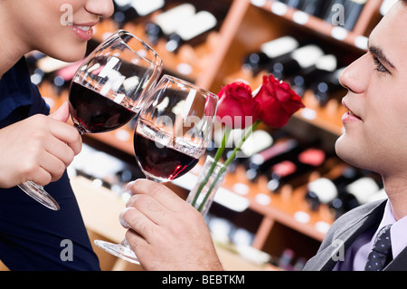 Accoppiare la tostatura con il vino in un bar Foto Stock