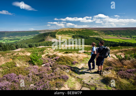 Walkers a Banca affrettate sul modo di Cleveland, North York Moors National Park Foto Stock