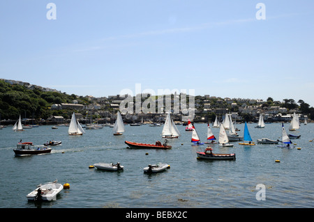 Fowey estuario impaccato con un sacco di barche a vela avente le lezioni su una bella giornata estiva sotto un cielo blu. Cornovaglia Foto Stock