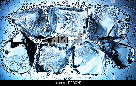 Il ghiaccio galleggiante in acqua con bolle di aria Foto Stock