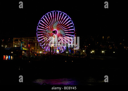 Ruota panoramica Ferris in un parco di divertimenti, Santa Monica Pier, Santa Monica, nella contea di Los Angeles, California, Stati Uniti d'America Foto Stock
