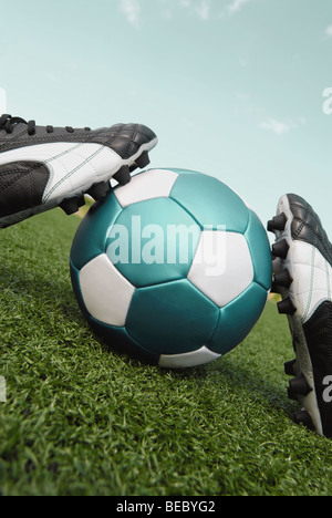 Close-up di un pallone da calcio e un paio di scarpe Foto Stock