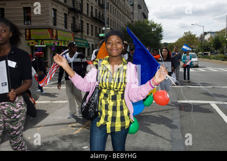 Il primo Harlem Scienza Parade marche per le strade di Harlem in New York Foto Stock