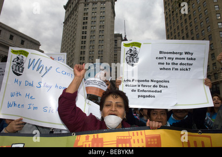 I lavoratori immigrati, gli studenti e i loro sostenitori nel rally di New York che invita il Consiglio della città di passare il permesso retribuito per malattia Bill Foto Stock