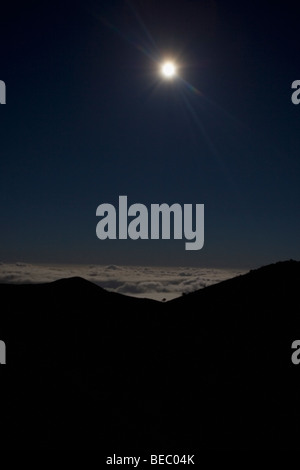 Moon over mountain range, Mauna Kea, Big Island, Hawaii, STATI UNITI D'AMERICA Foto Stock