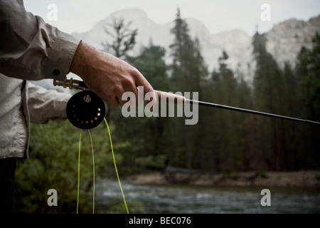 Uomo con una canna da pesca Foto Stock