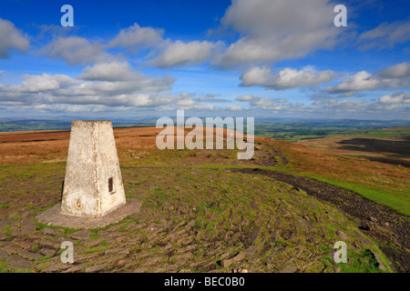 Walkers avvicinando il punto di innesco sulla cima della collina di Pendle Pendle Lancashire England Regno Unito Foto Stock