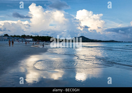 La spiaggia di Chaweng su Koh Samui al crepuscolo Foto Stock