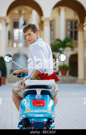 Uomo seduto su un ciclomotore, Biltmore Hotel Coral Gables, Florida, Stati Uniti d'America Foto Stock