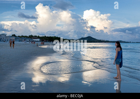 La spiaggia di Chaweng su Koh Samui al crepuscolo Foto Stock